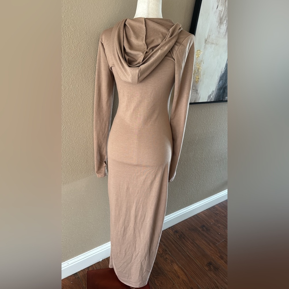 Fitted hooded side zipper maxi dress - Picture 10 of 11